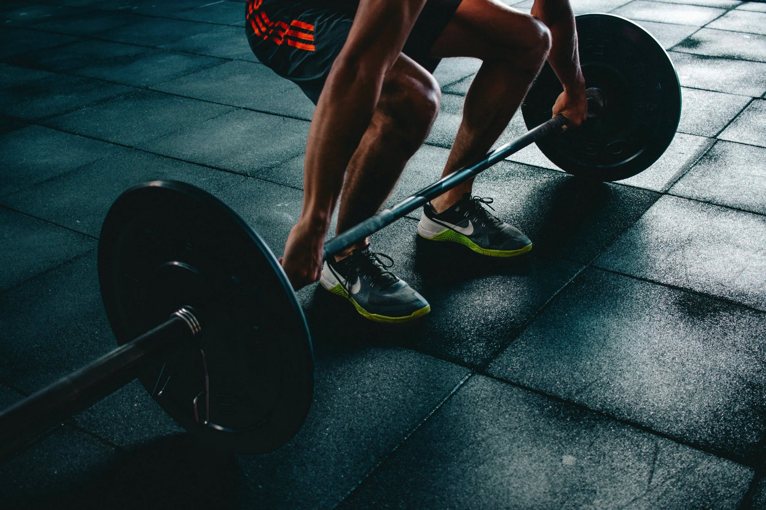 mann trainiert im gym